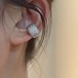 Detalle de un ear cuff de circonitas pavé con un diseño minimalista y brillante