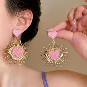 Eleganti orecchini a cuore con raggi di sole in smalto rosa e finitura oro vintage