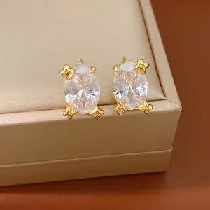 Elegante, 18k vergoldete ovale Zirkonia-Ohrstecker mit zarten Blumenakzenten für Damen.