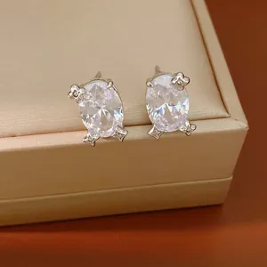 Detailansicht minimalistischer ovaler Zirkonia-Ohrstecker mit eleganter 18K Vergoldung
