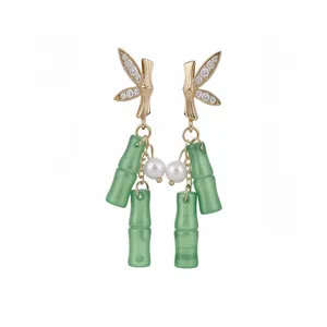 Eleganti orecchini a pendente in bambù con resina verde, cristalli scintillanti e perle bianche.