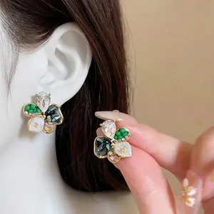 Orecchini a bottone a forma di fiore colorato con cristalli scintillanti e finitura oro.