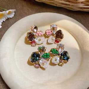 Eleganti orecchini a perno a fiore colorati stile Dopamine con cristalli e perle