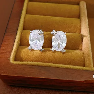 Detailansicht eleganter ovaler Zirkonia-Ohrstecker in einer luxuriösen Schmuckschatulle