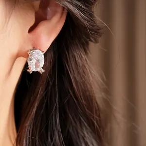 Nahaufnahme eines minimalistischen ovalen Zirkonia-Ohrsteckers mit 18k Versilberung