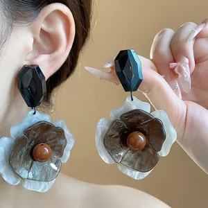 Pendientes vintage de flores de acrílico con elegantes pétalos de doble capa
