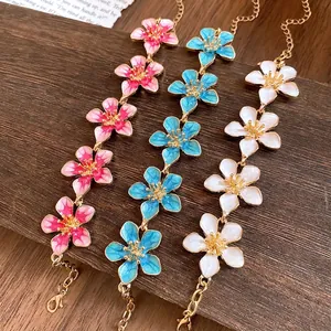 Elegante braccialetto in smalto vintage con fiori in metallo e catena dorata regolabile