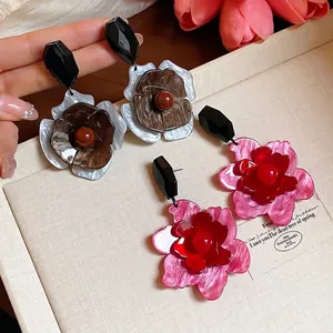 Pendientes de flores vintage de acrílico en rosa y marrón con tachuelas negras geométricas