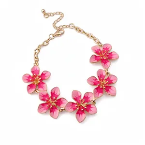 Bracciale vintage oro con cinque fiori in smalto rosa sfumato e catena regolabile.