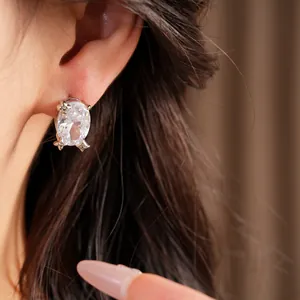 Detailansicht eines minimalistischen ovalen Zirkonia-Ohrsteckers mit 18 Karat Vergoldung
