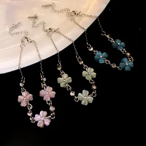 Macro di eleganti bracciali floreali in pietra occhio di gatto rosa, verdi e blu