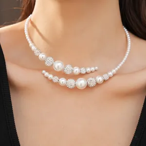 Dettaglio dell'elegante choker di perle vintage francese con sfere di strass lucenti