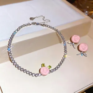 Elegante set di collana e orecchini in argento con rose in resina rosa e brillanti zirconi