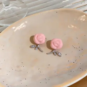 Orecchini a perno a forma di fiore in resina rosa con foglie in zircone luccicante