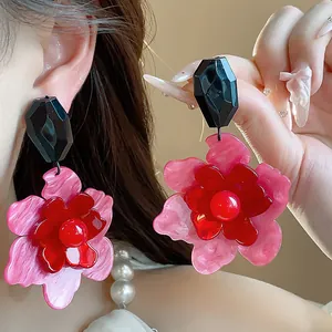 Pendientes de flores grandes vintage en acrílico con pétalos rojos y rosas en capas fash
