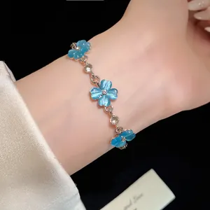 Dettaglio di un bracciale in argento con fiori in pietra occhio di gatto e cristalli