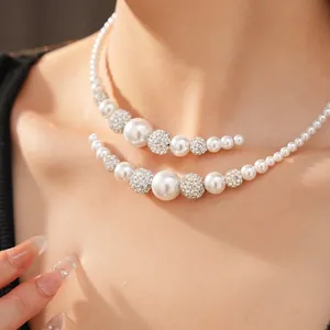 Primo piano di elegante collana di perle a due strati con perle di strass lucide