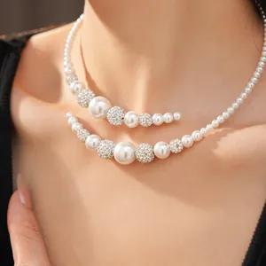 Primo piano di collana di perle a due fili con perle di strass scintillanti sul collo