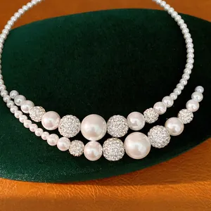 Dettaglio della collana girocollo a due fili di perle con sfere di cristallo lucenti