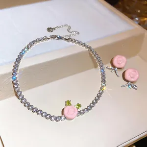 Dettaglio della collana in zircone argentato e orecchini a fiore in resina rosa set