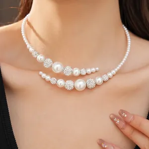 Vista dettagliata di un elegante choker di perle a due strati con sfere di strass brillanti