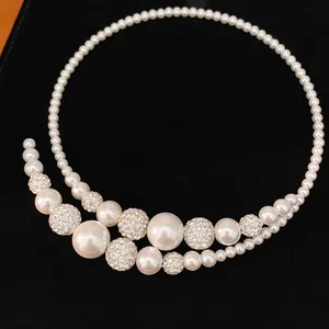 Primo piano di elegante girocollo di perle vintage francese con perle di strass brillanti