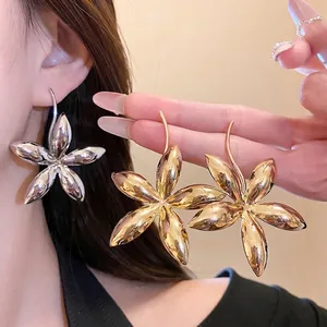 Europäische Amerikanische Glänzende Metallische Fünfblättrige Blume Ohrstecker Für Damen Gold Silber Plattiert Große Blumen Anhänger Ohrringe Mit Silber Ohrringpfosten