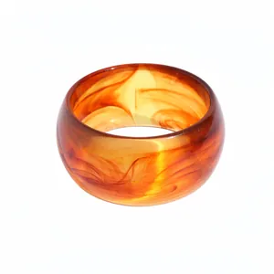 Bracciale rigido retrò in acrilico marmorizzato ambra con design geometrico tondo da donna.