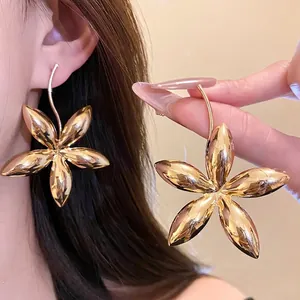 Minimalistische polierte Gold-Blumen-Ohrhänger mit Silbernadel-Steckern für Damen