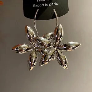 Minimalistische glänzende silberne Blumenohrringe mit Silbernadeln für Damen