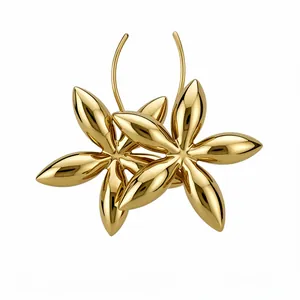 Elegante goldene Blumenohrstecker mit glänzendem Finish und hochwertigen Silbersteckern