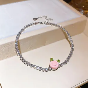 Elegante collana tennis color argento con rosa in resina rosa e foglie verdi