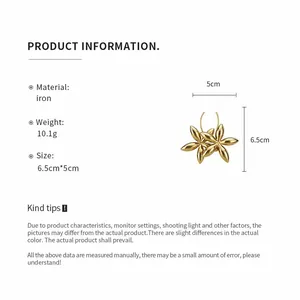 Produktinfokarte für goldene Blumenohrringe mit Maßen von 6,5 cm x 5 cm und Gewicht.