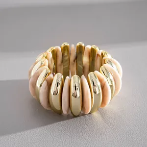Vista dettagliata dei segmenti in acrilico marmorizzato e metallo dorato sul bracciale vintage.