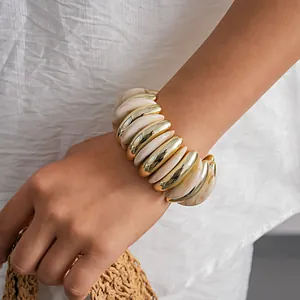 Vista dettagliata di un bracciale vintage in acrilico marmorizzato e finitura dorata