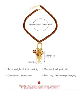 Collar de cuentas marrón con dijes de langosta y concha y dimensiones detalladas