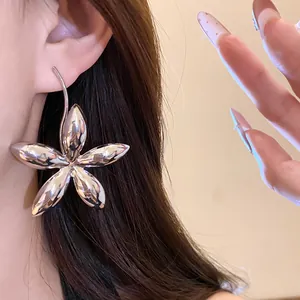 Detaillierte Nahaufnahme eines silbernen Blumenohrrings am Ohr eines weiblichen Models
