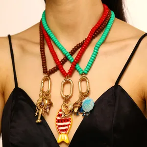 Detalle de collares de cuentas coloridas con dijes de langosta y pez de estilo marino