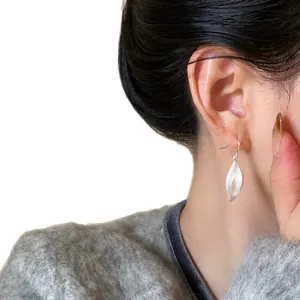 Orecchini a pendente geometrici in metallo spazzolato con un elegante design a gancio per donna.