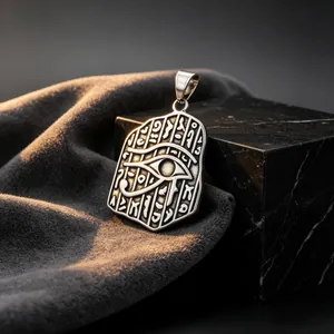 Detailweergave van een vintage RVS militaire hanger met het Oog van Horus.