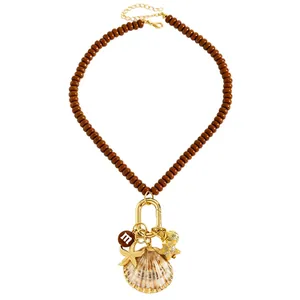 Detalle del collar de cuentas estilo océano con dijes de caracol, estrella y m-bean