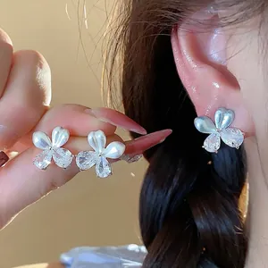 Boucles d'Oreilles Clous en Cuivre Zirconia Forme de Fleur Avec Tige en Argent Sterling 925 Bijoux Floraux pour Femmes