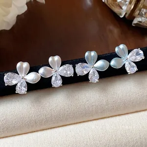 Boucles d'oreilles fleurs élégantes avec zircons brillants et pétales en émail nacré