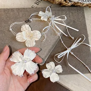 Elegante set di gioielli con fiori di perline per un look da vacanza fiabesco.