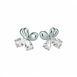 Boucles d'oreilles fleuries avec zircons étincelants et pétales en émail bleu clair