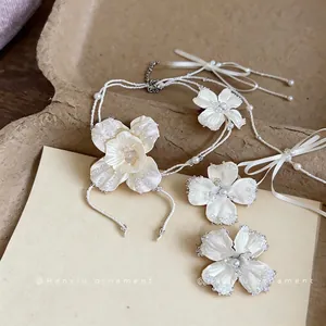 Squisito set di gioielli con fiori di perline fatti a mano e eleganti nastri di raso