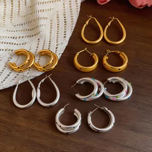 Set de pendientes minimalistas de metal cepillado con elegantes patrones de puntos y formas