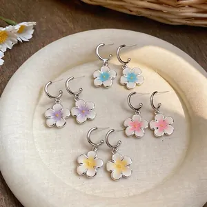 Orecchini a cerchio a forma di C con fiori in smalto e ago d'argento per donna