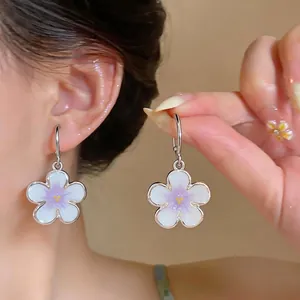 Eleganti orecchini a cerchio con fiori in smalto fresco viola e bianco per donna