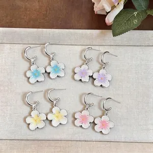 Set di quattro paia di orecchini a cerchio a forma di fiore smaltato per l'estate